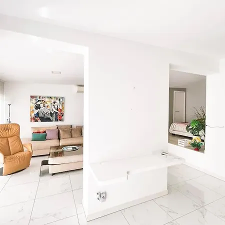 Studio In Barandas, * 卡亚俄萨尔瓦赫